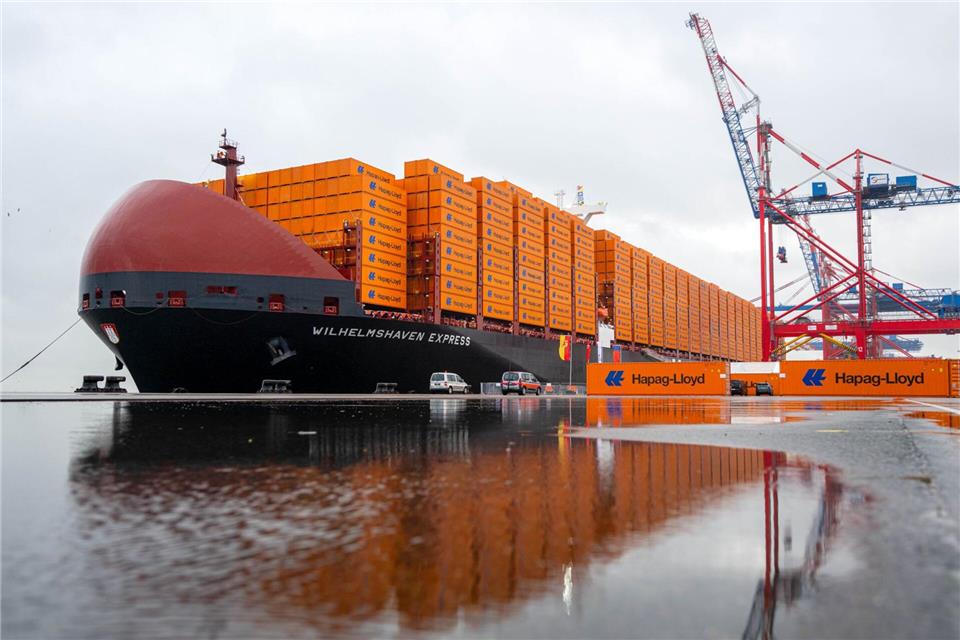 Hapag-Lloyd tauft Megafrachter „Wilhelmshaven Express“  Das Containerschiff „Wilhelmshaven Express“ der Reederei Hapag-Lloyd soll künftig regelmäßig den JadeWeserPort anlaufen. Sina Schuldt/dpa