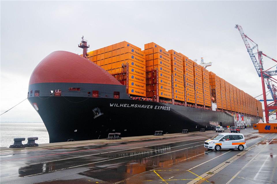 Das Containerschiff „Wilhelmshaven Express“ wird künftig regelmäßig den JadeWeserPort ansteuern. Sina Schuldt/dpa