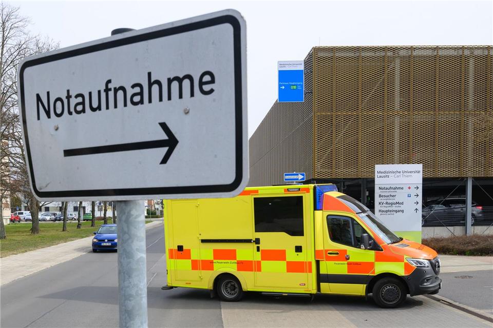 Das Cottbuser Uniklinikum bereitet sich auf die angekündigte Hitzewelle vor und warnt, die hohen Temperaturen nicht zu unterschätzen. (Archivbild)Patrick Pleul/dpa