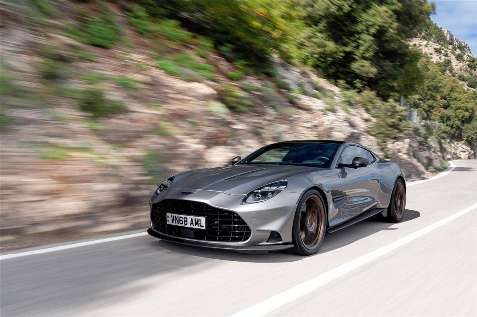 Das Coupé Vanquish kommt mit V12-Motor und bringt es bei 835 PS auf eine Höchstgeschwindigkeit von bis zu 345 km/h.Max Earey/Aston Martin/dpa-tmn