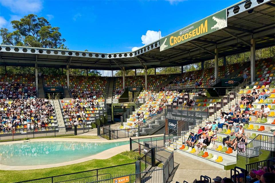 Das „Crocoseum“ bietet Platz für 5.000 Menschen - früher trat Steve Irwin hier noch selber auf. Carola Frentzen/dpa