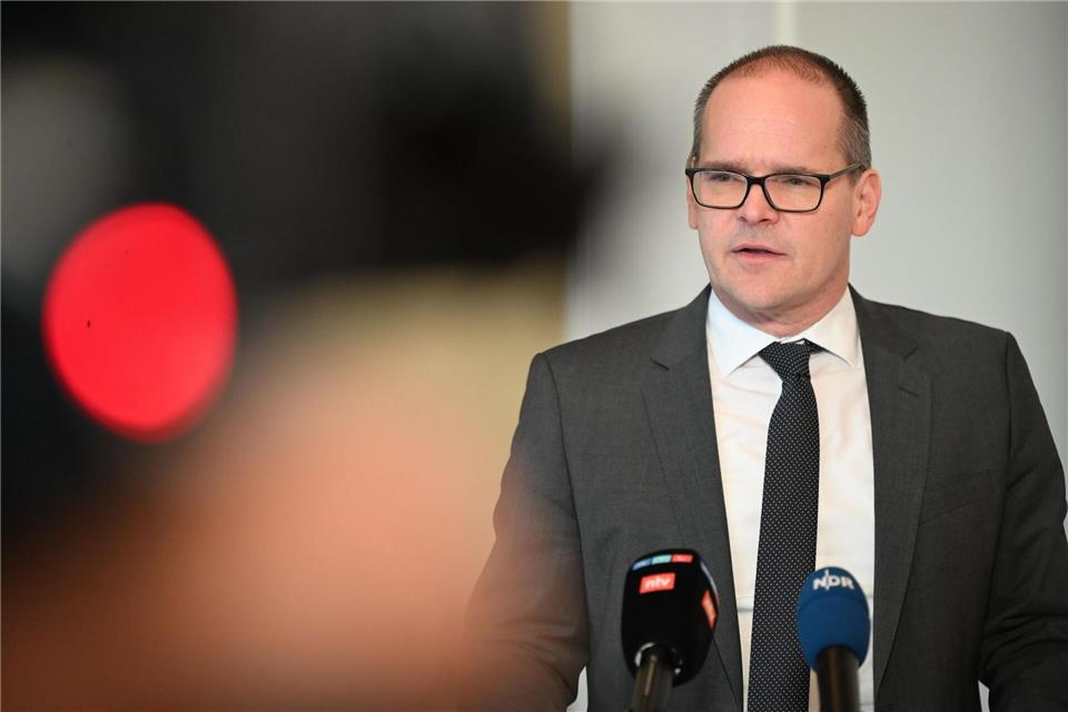 Das D-Ticket soll auch den Wirtschaftsstandort stärken, sagt Minister Tonne.Shireen Broszies/dpa