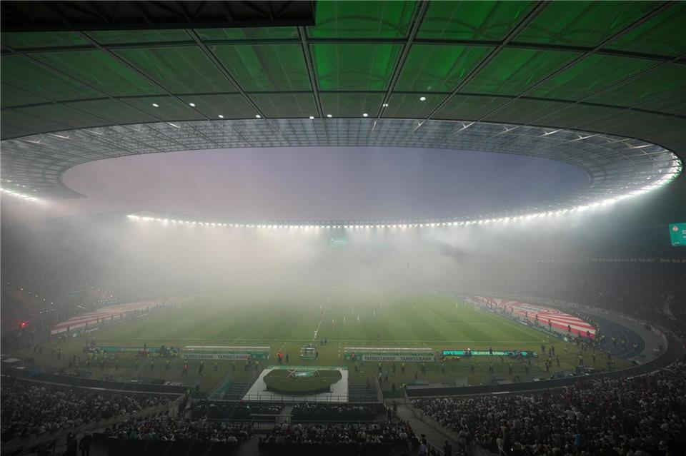 Das DFB-Pokalfinale zwischen dem FC Bayern München und dem VfB Stuttgart musste für mehrere Minuten unterbrochen werden. (Archivbild)Soeren Stache/dpa
