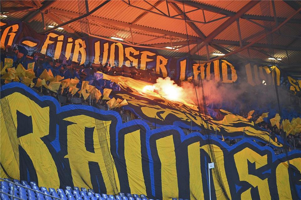 Das DFB-Sportgericht belegte Eintracht Braunschweig wegen des Fan-Verhaltens in Hannover mit einer Geldstrafe. (Archivbild)Swen Pförtner/dpa