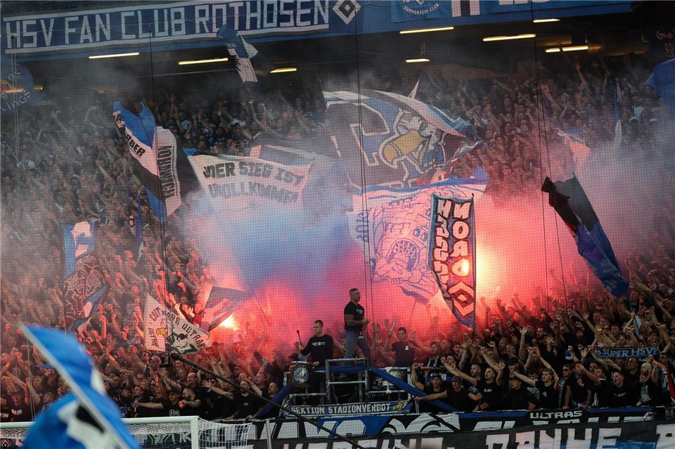 Das DFB-Sportgericht bestraft den HSV wegen Pyro-Vergehen seiner Fans im Derby. (Archiv)Christian Charisius/dpa