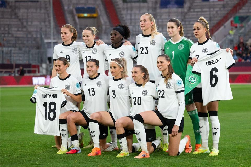 Das DFB-Team erinnerte vor dem Spiel auch an die verletzten Lena Oberdorf und Giovanna Hoffmann.Marius Becker/dpa