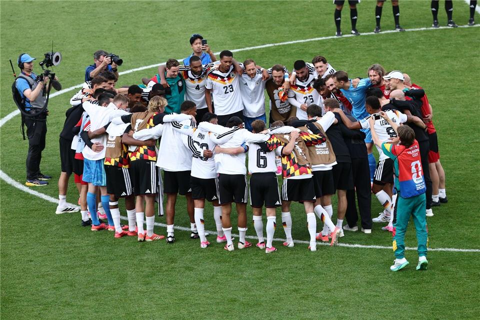Das DFB-Team feiert den Erfolg in Toronto.Christian Charisius/dpa
