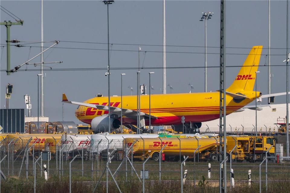 Das DHL-Drehkreuz in Leipzig/Halle bleibt ein zentraler wirtschaftlicher Pfeiler der Flughafengruppe und wichtiger Stabilitätsfaktor für den Standort. (Archivbild) Jan Woitas/dpa