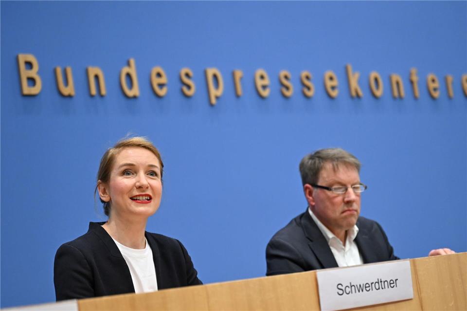 Das DIW hat mögliche Steuereinnahmen im Auftrag der Linken berechnet - die Ergebnisse stellten Parteichefin Ines Schwerdtner und Forscher Stefan Bach vor. Elisa Schu/dpa