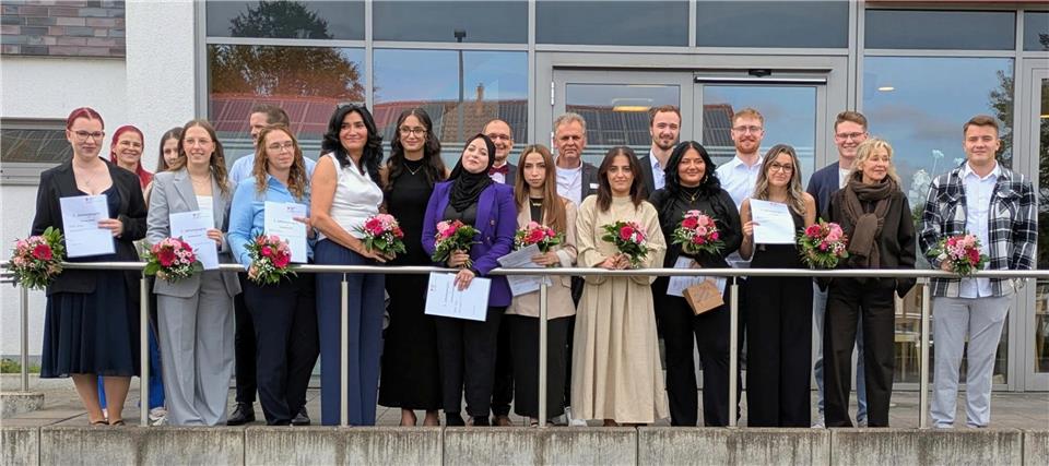 Das DRK freut sich mit den 14 Absolventen über den Abschluss der Ausbildung an der Pflegeschule.