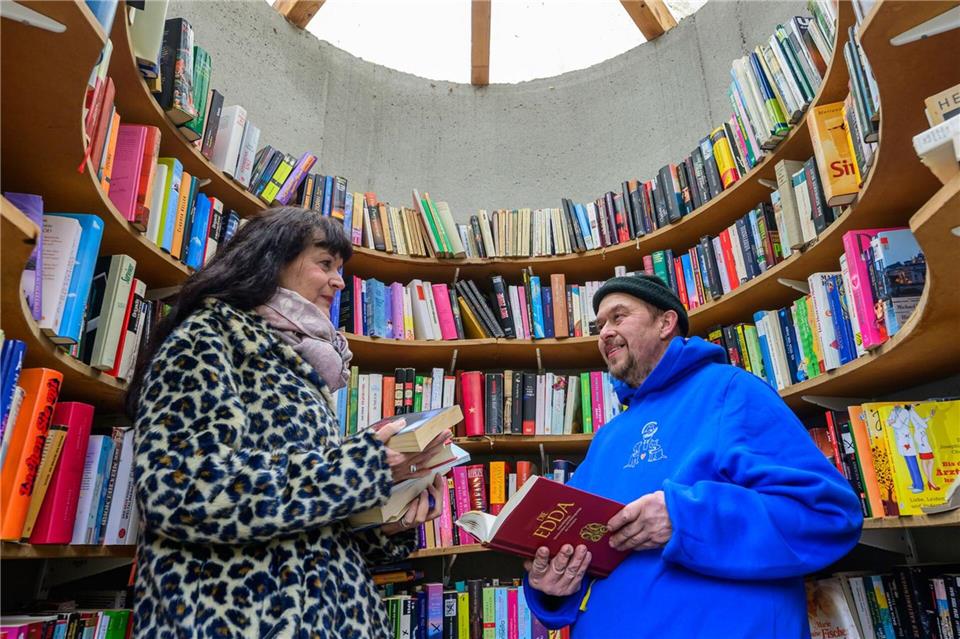 Das Dach aus Plexiglas sorgt für ausreichend Licht im Bücherturm.Patrick Pleul/dpa