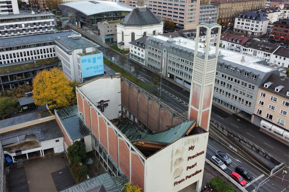 Das Dach der Elisabethkirche stürzte auf voller Länge ein. (Archivbild)Swen Pförtner/dpa