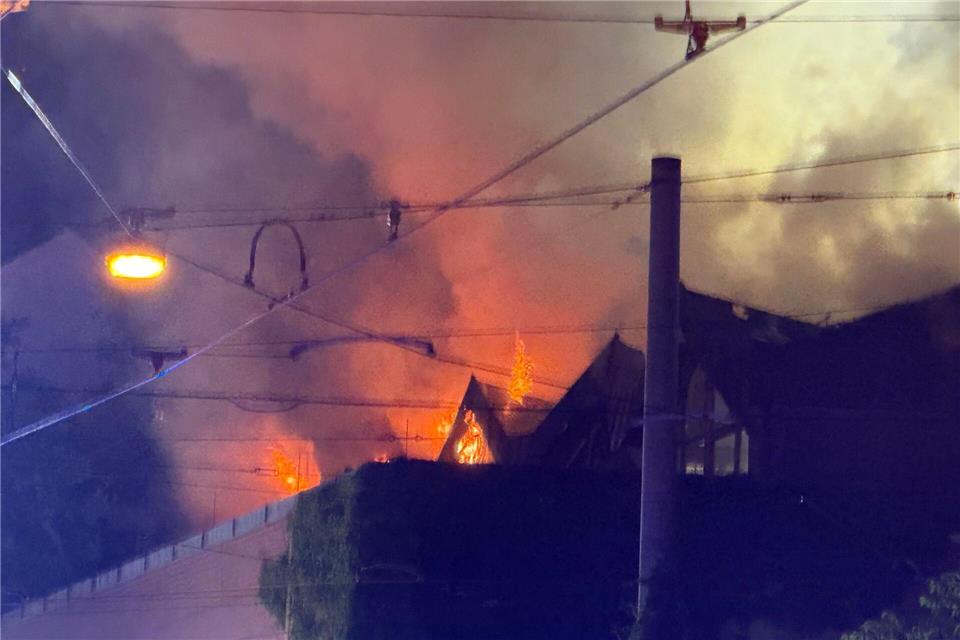 Das Dach der Halle stand in der Nacht komplett in Flammen. Felix Besold/NEWS5/dpa