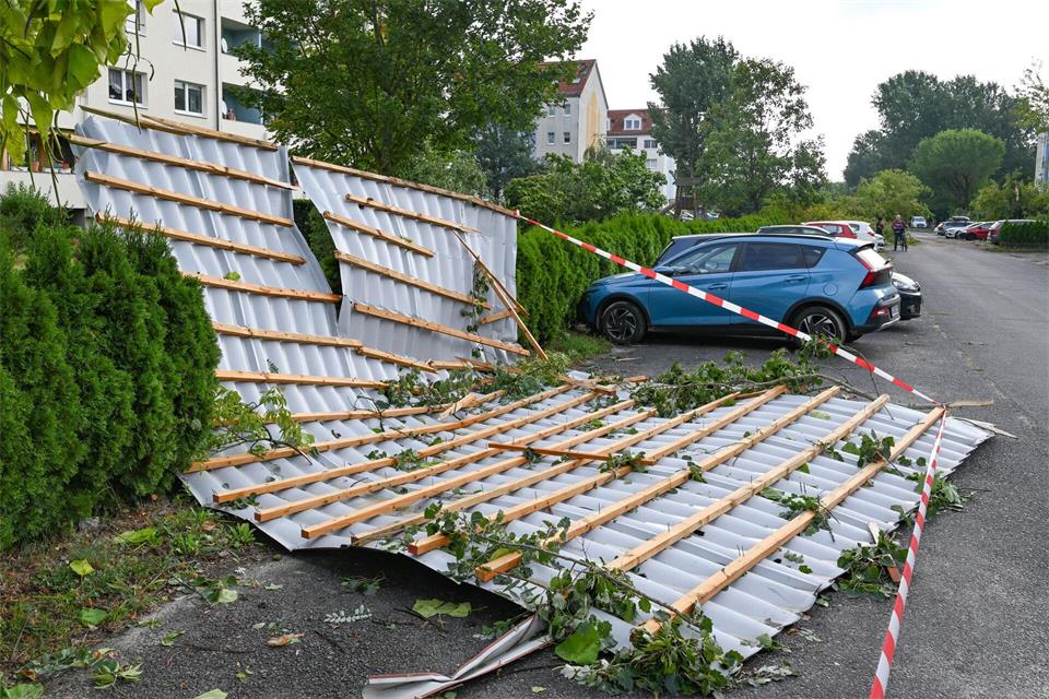 Das Dach eines Kindergartens ist von dem Tornado zerstört worden. Patrick Pleul/dpa