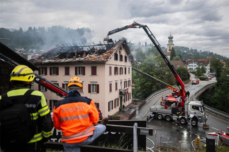 Das Dach musste nach dem Einsturz des Treppenhauses aufgerissen werden. Gian Ehrenzeller/KEYSTONE/dpa