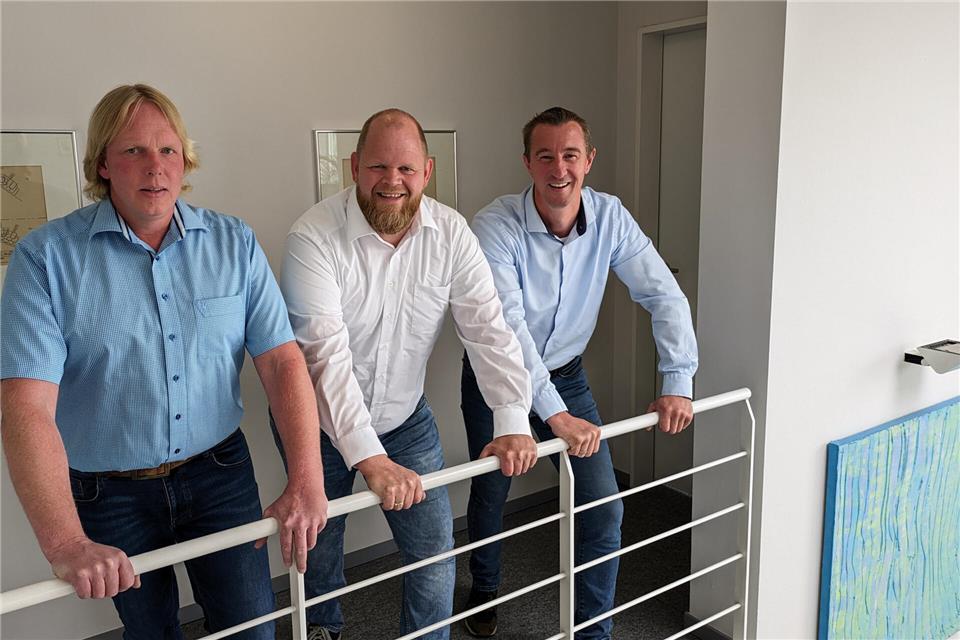 Das Dachcenter Weseke feiert 75-jähriges Bestehen. Das Geschäftsführer-Team besteht aus Matthias Starke (von links), Tobias Kahmen und Michael Olthoff.