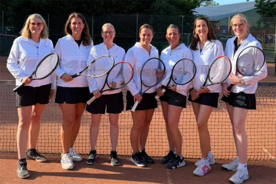 Das Damen 40-Team der Gemener Westfalia mit Judith Hölscher, Britta Schepers, Antje Moritz, Martina Schulze zur Verth, Sarah Becker, Alexander Reinders und Janina Osman (von links). 