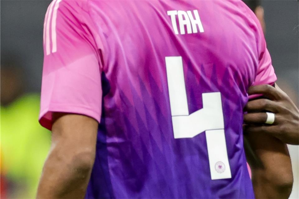 DFB und Adidas stoppen Verkauf von Trikot mit Nummer 44 Das Design der Nummer 4 auf den Trikots der deutschen Nationalmannschaft soll geändert werden.