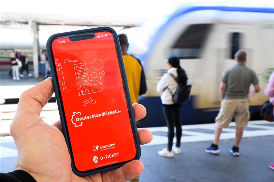 Das Deutschlandticket für Bus und Bahn soll günstiger bleiben als ein Auto, fordert Niedersachsen. Julian Stratenschulte/dpa