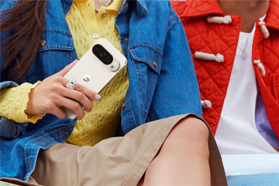 Google Pixel 10: KI statt Hardware-Revolution  Das Display des Pixel 10 Pro verfügt über eine etwas höhere Auflösung und mehr Hauptspeicher (RAM).Google LLC/dpa-tmn