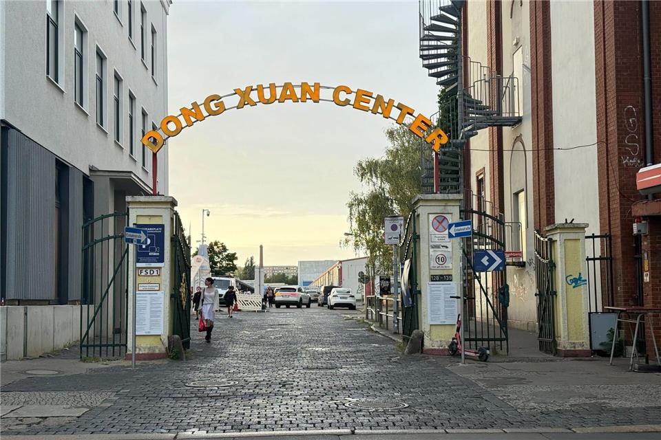 Das Dong Xuan Center besteht aus mehreren großen Hallen mit insgesamt rund 350 Geschäften, die vor allem von Vietnamesen betrieben werden. (Symbolbild)Paul Zinken/dpa