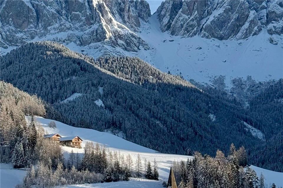 Das Dorf liegt malerisch vor den teils mehr als 3000 Meter hohen Geislerspitzen.Christoph Sator/dpa