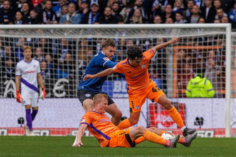 Das Duell Bielefeld gegen Osnabrück war umkämpft. David Ebener/dpa