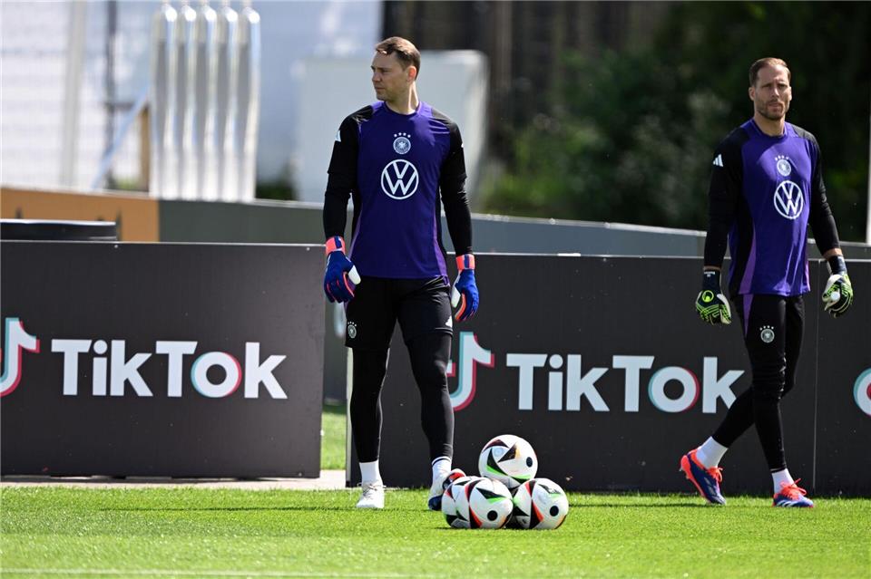 Das Duell der Torhüter Neuer und Baumann (r) ist in den Fokus gerückt. Wegen eines Infekts von Neuer wackelt es. (Archivbild)Federico Gambarini/dpa