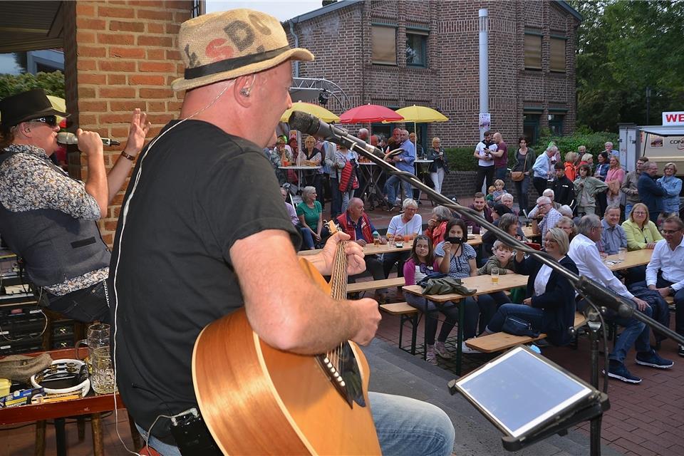 Das Duo „Buddy and Soul“ sorgte auf dem Rathausplatz für gute Stimmung.