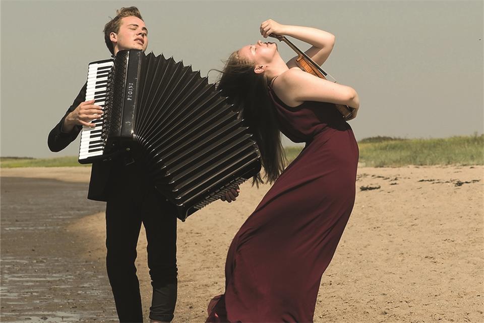 Das Duo Schepansky-Wehrmeyer musiziert. 