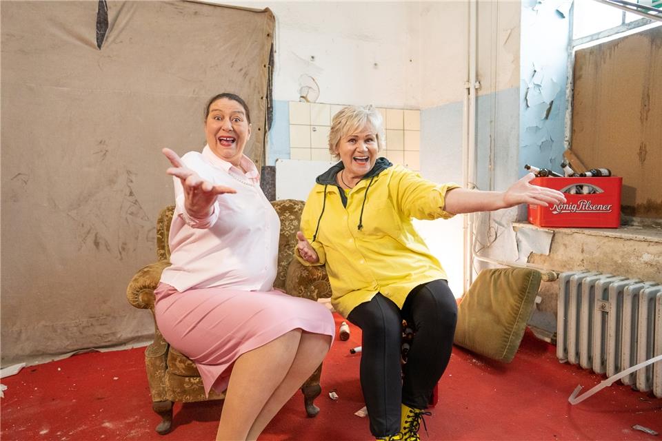 Das Duo Thekentratsch tritt in Hecheltjens Hof auf.