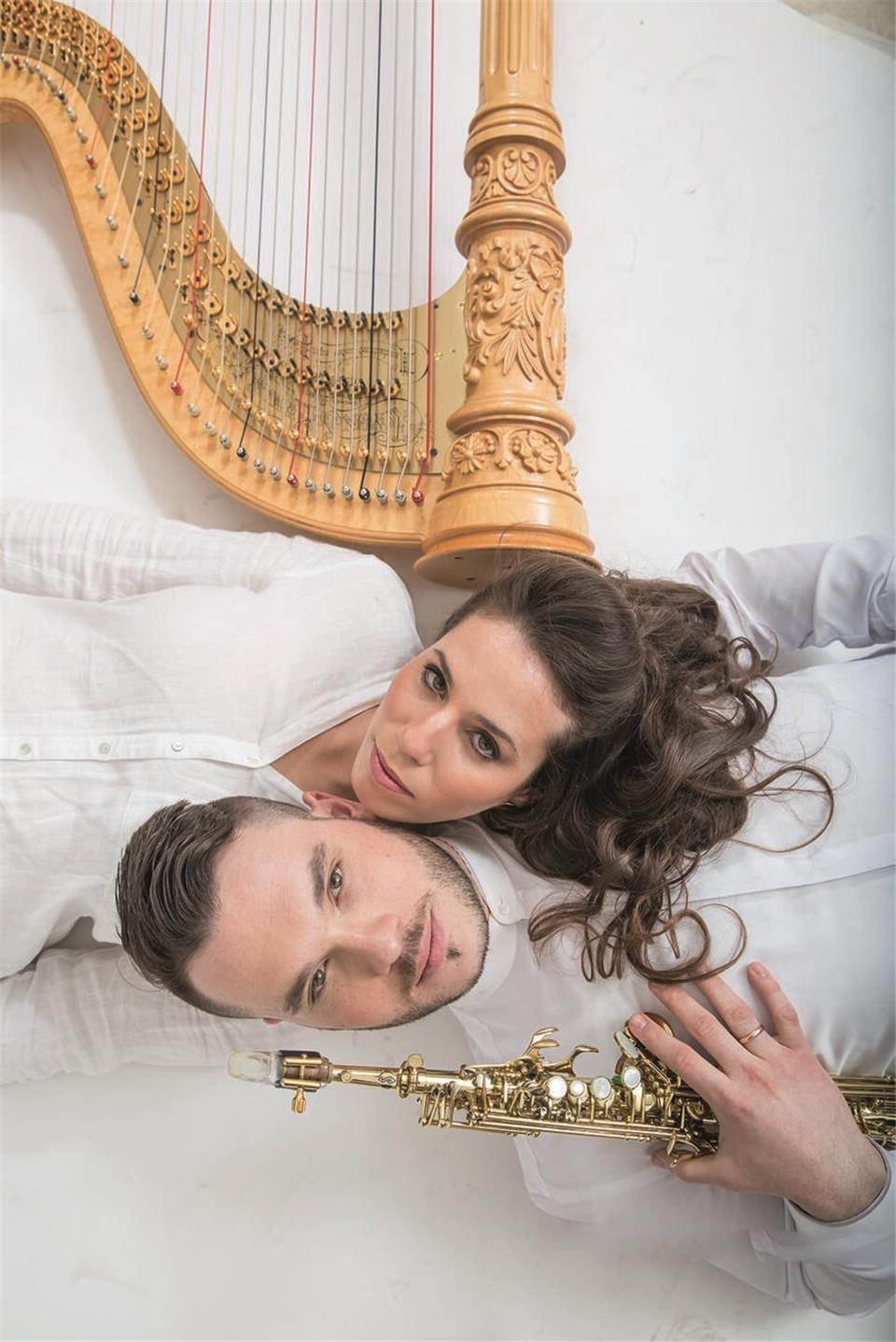 Das Duo wurde 2012 gegründet. Mit der Kombination aus Harfe und Saxophon trifft eines der ältesten Instrumente der Musikgeschichte auf eines der jüngsten.