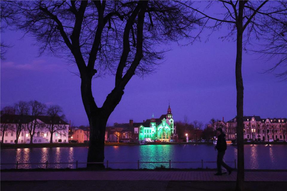 Das E-Werk am Pfaffenteich in Schwerin wird im Rahmen des Aktionstages „Städte für das Leben – Städte gegen die Todesstrafe“ als sichtbares Zeichen gegen die Todesstrafe mit grünem Licht angestrahlt.Danny Gohlke/dpa