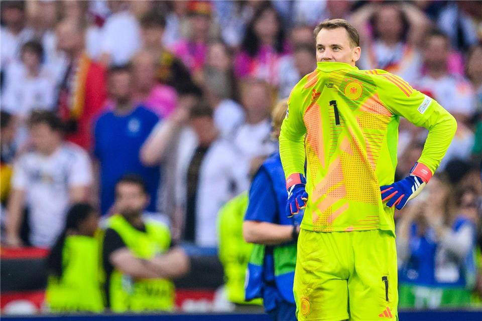 Das EM-Aus gegen Spanien vor zwei Jahren war nun wohl doch nicht Manuel Neuers letztes Länderspiel. (Archivbild)Tom Weller/dpa