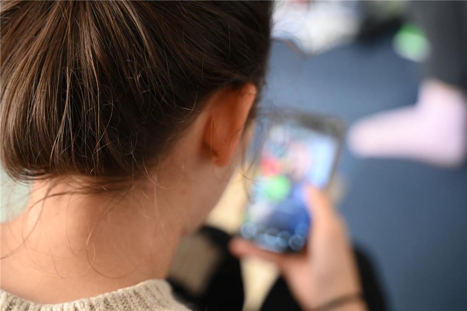 Das EU-Parlament stimmte mit deutlicher Mehrheit für die Forderung nach einem Mindestalter für soziale Medien. (Symbolbild) Niklas Graeber/dpa