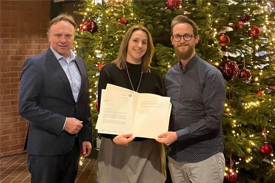 Borkener Ehepaar rettet Jungen im Urlaub das Leben Das Ehepaar Lisa und Simon Bartusch mit Landrat Dr. Kai Zwicker (l.).