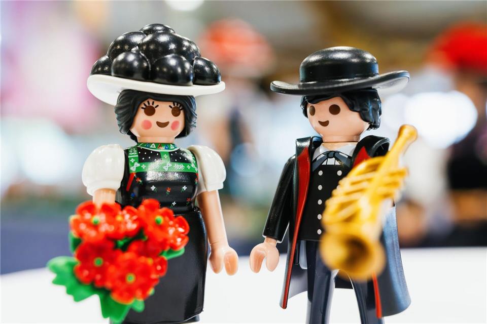 Das Ehepaar „Schwarzwald Marie“ und Hannes in traditioneller Tracht.Philipp von Ditfurth/dpa