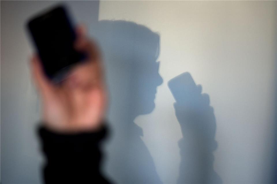 Das Ehepaar fiel schließlich auf die Telefonbetrüger herein. (Symbolbild)Arno Burgi/dpa-Zentralbild/dpa