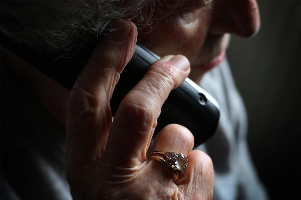 Das Ehepaar übergab mehrere zehntausend Euro in bar an die Betrüger. (Symbolbild)Karl-Josef Hildenbrand/dpa