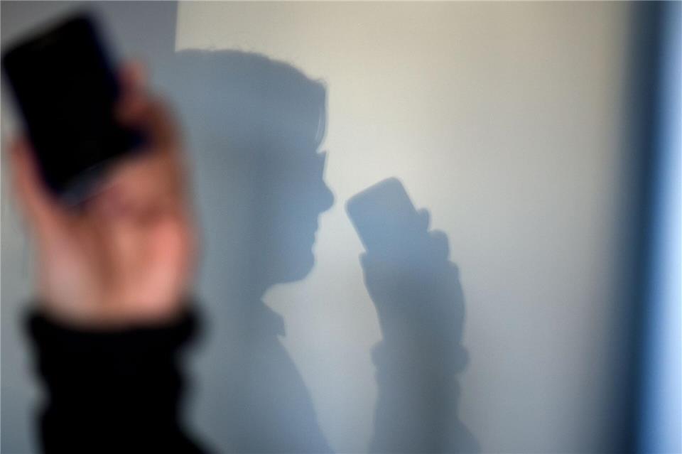 Das Ehepaar verlor durch die Telefonbetrugsmasche Gegenstände im Wert von 100.000 Euro. (Symbolbild)Arno Burgi/dpa-Zentralbild/dpa