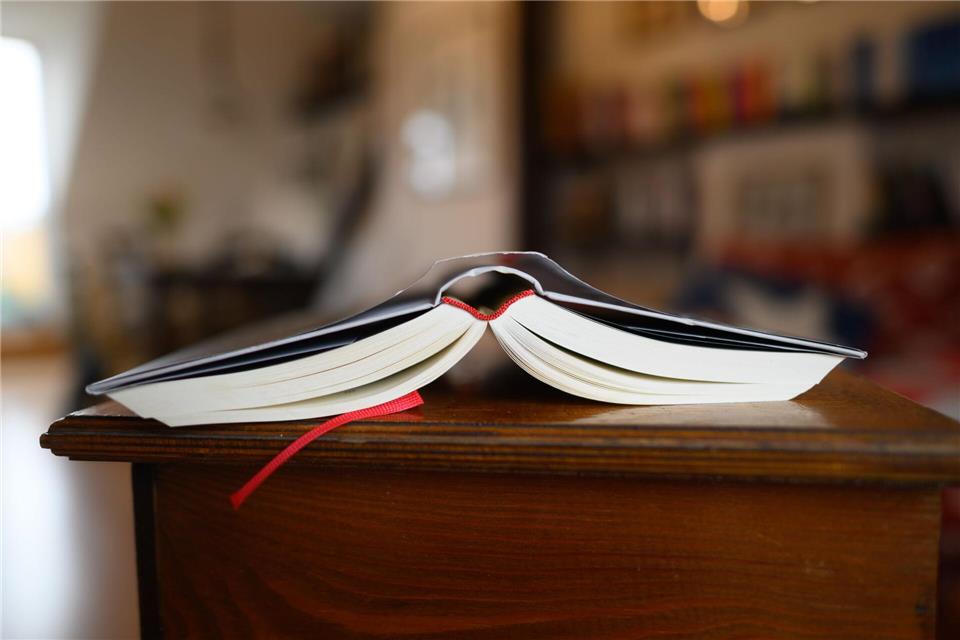 Das Ehepaar wollte eine Büchersammlung verkaufen. (Symbolbild)Robert Michael/dpa