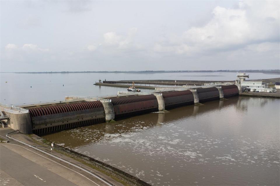 Das Eider-Sperrwerk gilt als bedeutendes Küstenschutzbauwerk an der Nordsee. (Archivbild)Christian Charisius/dpa