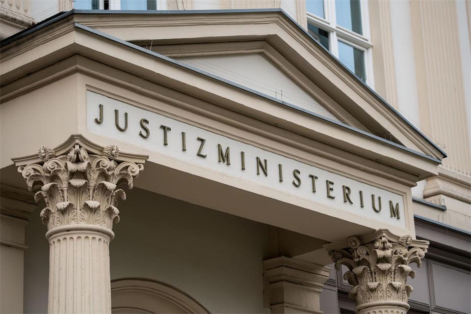 Das Eingangsportal des nordrhein-westfälischen Justizministeriums in Düsseldorf. (Archivbild) Marius Becker/dpa