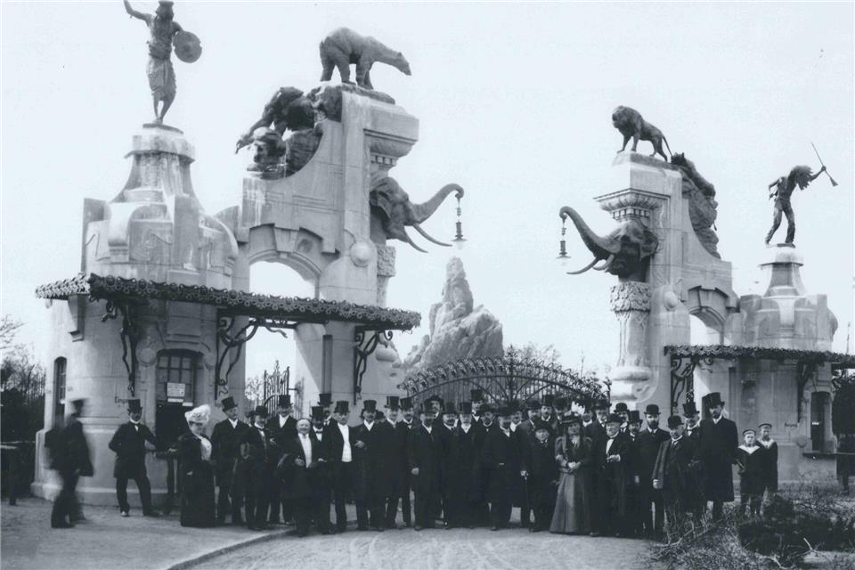 Das Eingangstor wurde zur feierlichen Eröffnung des Tierparks im Jahre 1907 errichtet. (Archivfoto)Unbekannt/Archiv Carl Hagenbeck GmbH/dpa