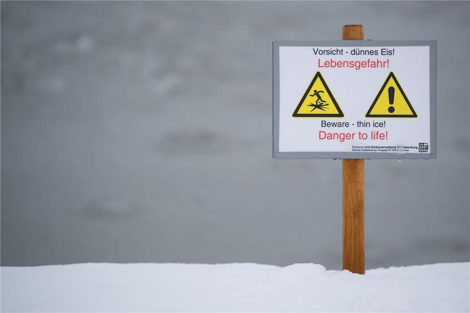 Das Eis auf dem Bach war nicht dick genug, um den Jungen zu tragen. (Symbolbild)Sven Hoppe/dpa