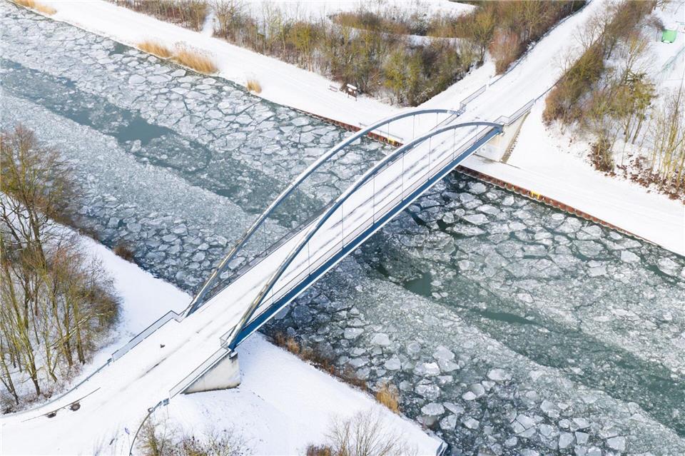 Das Eis behindert die Schifffahrt.Julian Stratenschulte/dpa