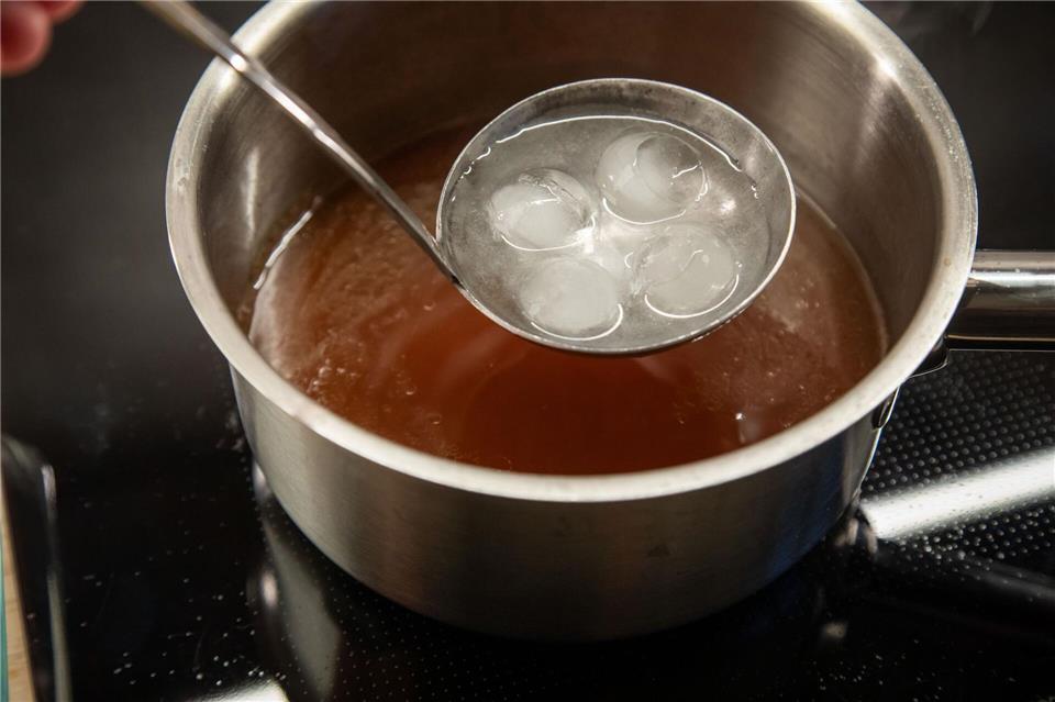 Das Eis im Schöpflöffel schmilzt sehr schnell.Christin Klose/dpa-tmn