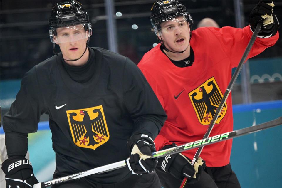 Das Eis in Mailand ist laut Nico Sturm (l.) zu weich.  Peter Kneffel/dpa