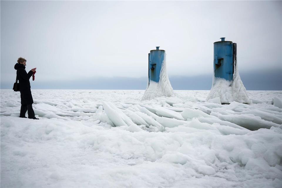Das Eis schafft an der Küste teils beeindruckende Formen.Philip Dulian/dpa