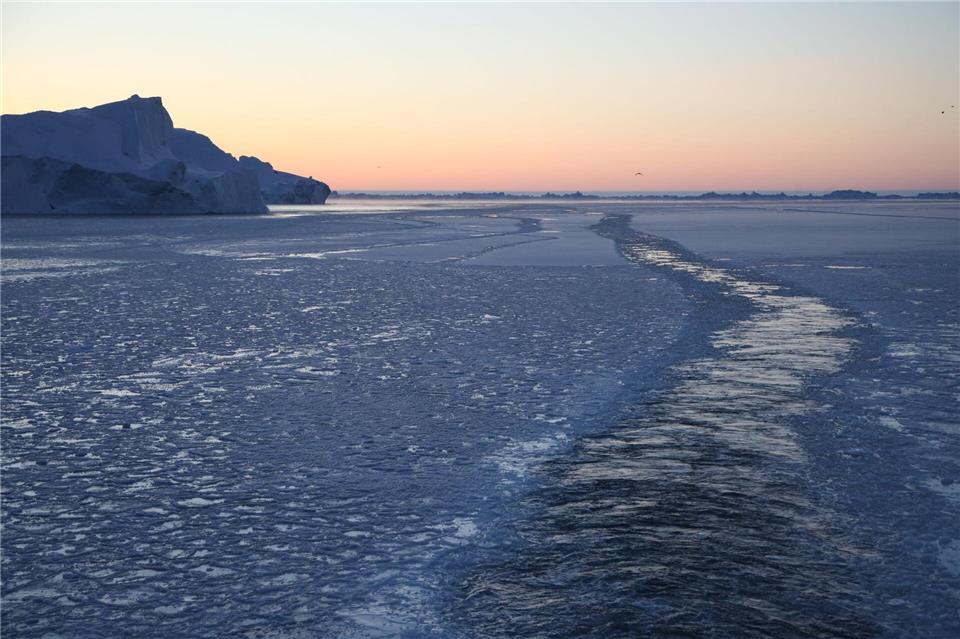 Das Eis über Grönland verringerte sich 2025 im 29. Jahr in Folge. Es schmilzt direkt oder fließt ins Meer. (Illustration)Steffen Trumpf/dpa